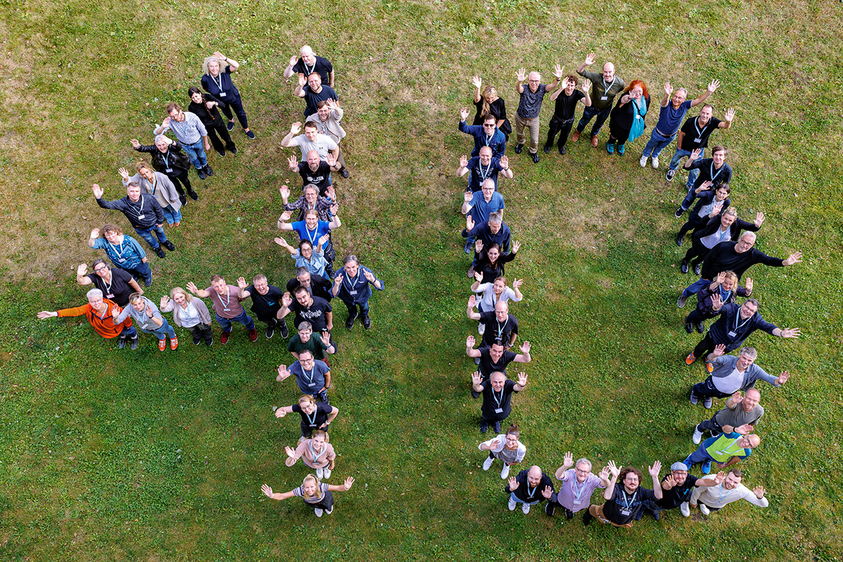 Alle Hände hoch hieß es beim All Hands der DFN-Geschäftsstelle anlässlich des 40-jährigen Jubiläums des DFN-Vereins. Foto: Christoph Schieder. Zu sehen sind Mitarbeitende des DFN-Vereins, die sich zu der Zahl 40 zusammengestellt haben beim Teamevent All Hands im September 2024.