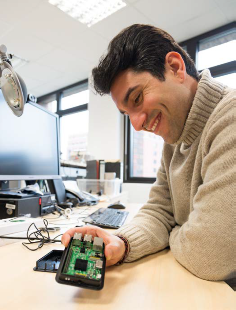 Zu sehen ist der Auszubildende Antonio mit dem Einplatinencomputer Raspberry Pi in der Hand.