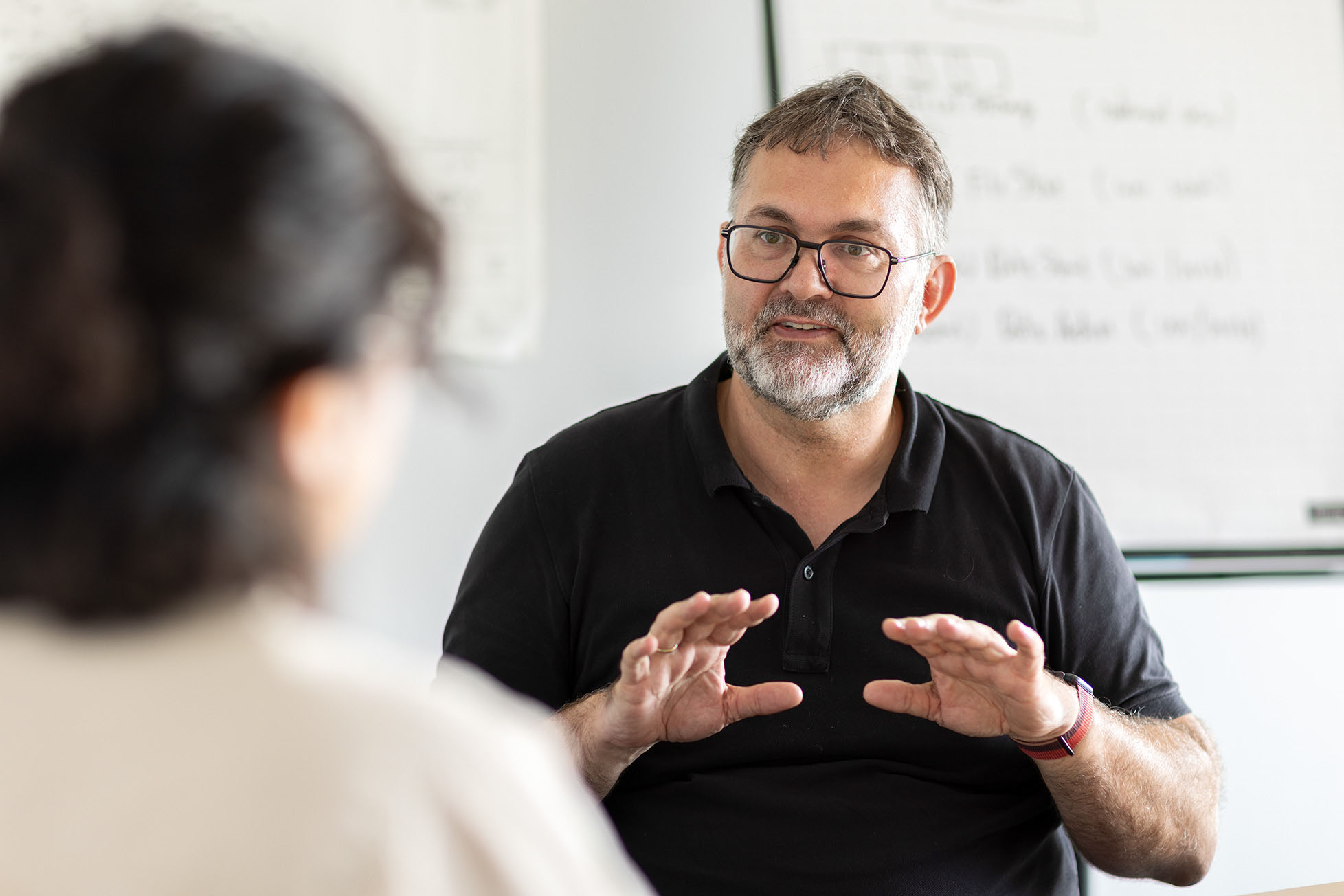 Zu sehen ist Prof. Dr.-Ing. Stefan Wesner im Gespräch mit Maimona Id (DFN-Verein) für das Magazin DFN-Mitteilungen. Foto: Jürgen ALOIsius Morgenroth