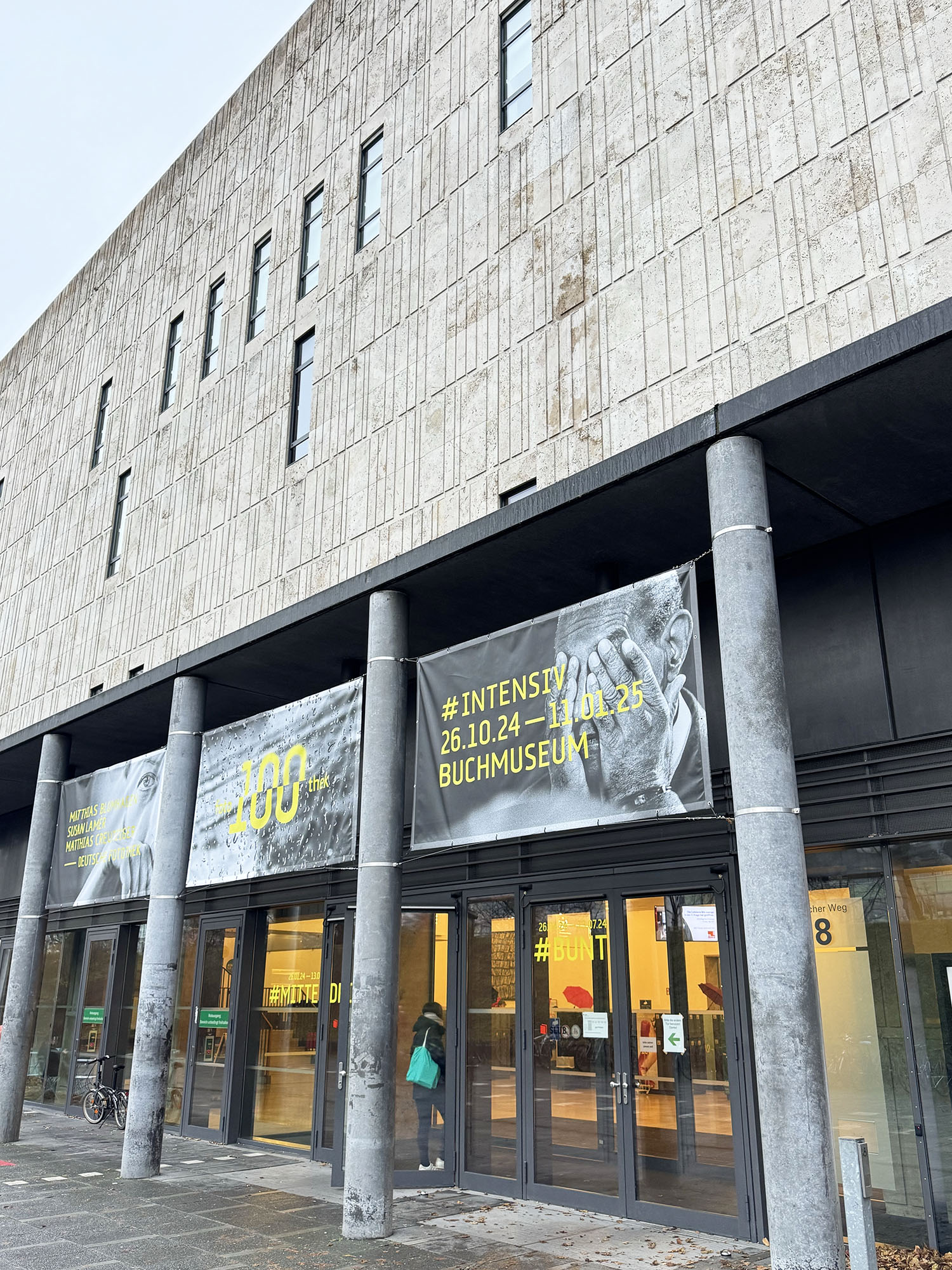 Zu sehen ist der Eingang der Sächsischen Landesbibliothek – Staats- und Universitätsbibliothek Dresden (SLUB). Foto: Dirk Bei der Kellen, DFN 